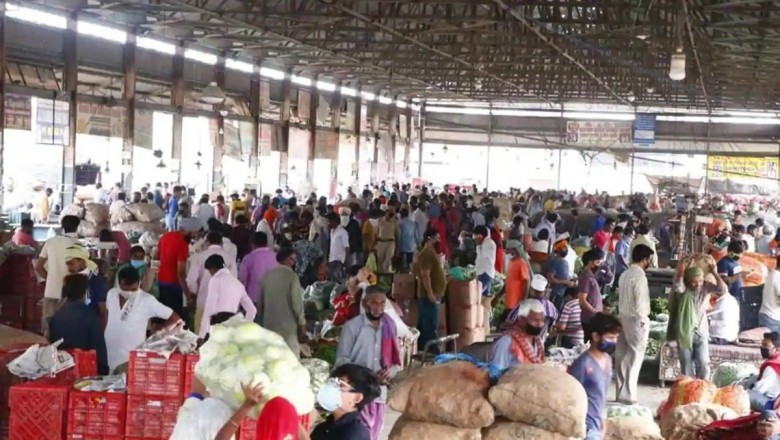Crowding and the illegal selling on the street continues on Sheikh Abdul Rahman